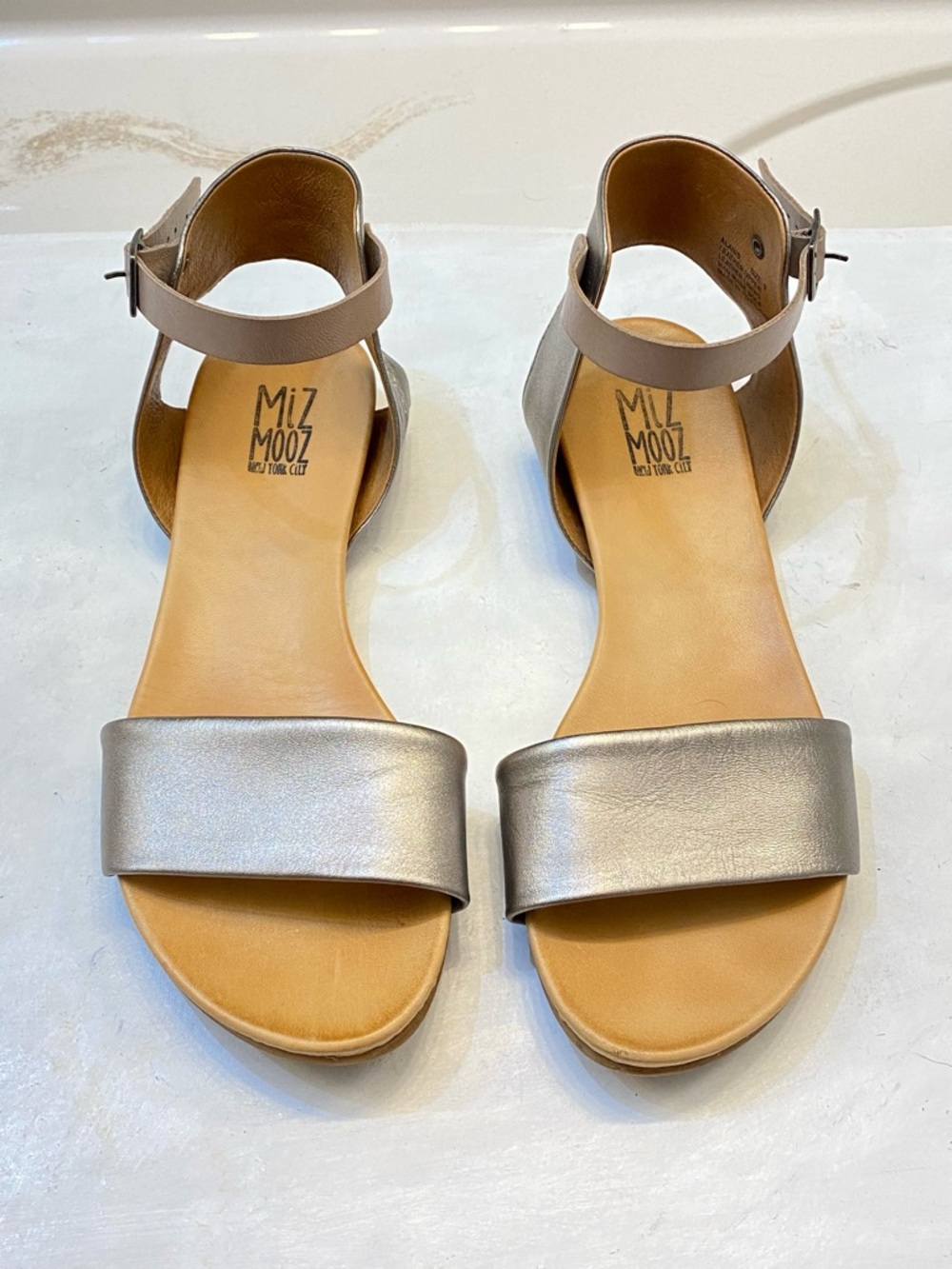 MIZ MOOZ Alanis Sandal women Size 9 excellent condition. Clean interior